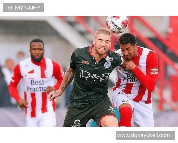 埃门与赫拉克勒斯的激烈对决揭示足球战术与团队合作的重要性