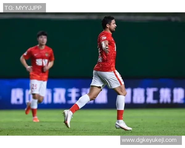 广州足球队状态引发热议球迷对未来表现充满期待与担忧