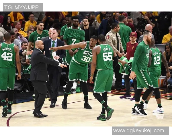 活塞与凯尔特人激战10月31日NBA赛季精彩对决回顾与分析